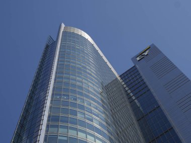 Açık Mavi Gökyüzüne Karşı Eğri Cam Gökdelenler Modern Mimari Tasarımı Gösteriyor