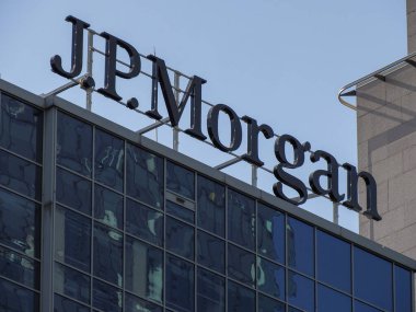 JP Morgan Kurumsal Logosu Modern Cam Ofis Binasında Açık Mavi Gökyüzüne Karşı