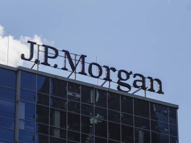 JP Morgan Kurumsal Logosu Modern Cam Genel Merkezi 'nde Parlak Mavi Gökyüzüne Karşı