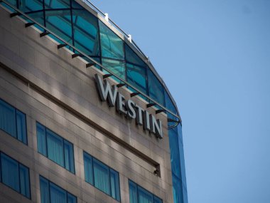 Westin Hotel Logosu, şehir merkezindeki Temiz Mavi Gökyüzüne Karşı Modern Şehir Binası 'nda sergilendi