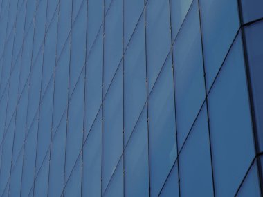 Çapraz Çizgilerle Temiz Gökyüzüne Karşı Cam Gökdelen 'in Şık Modern Mimari Detayları