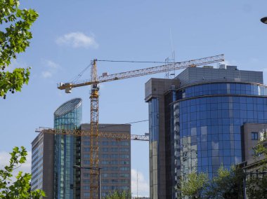 Yeni Şehir Gökdeleni İnşaat Turnalarıyla Modern Kentsel Gelişim Açık Mavi Gün 'de