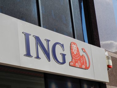ING Bank Kurumsal Logosu ve Finansal Bölgedeki Modern Ofis Binası Markası