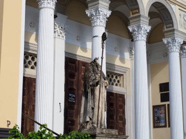 Varşova 'daki Tarihi Kilise Avlusu' nda Klasik Beyaz Sütunlar ve Dini Heykel