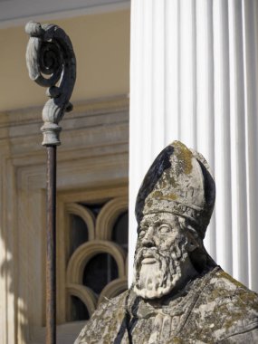 Köşe Yazısına Karşı Geleneksel Başlıklı Yıpranmış Taş Piskopos Heykeli 'nin Yakın Çekimi