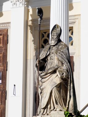 Antik Taş Aziz Heykeli Beyaz Kilise Duvarına Karşı Kutsal Kitap Tutuyor