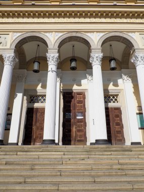 Varşova 'daki tarihi katedralin ahşap kapılarıyla klasik sütunlar ve görkemli giriş.