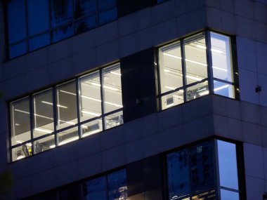 Alacakaranlık 'taki Modern İş Binasında Aydınlatılmış Ofis Pencereleri
