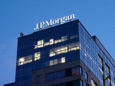 Alacakaranlık Gökyüzüne Karşı Aydınlatılmış Logolu J.P. Morgan Kurumsal Binası