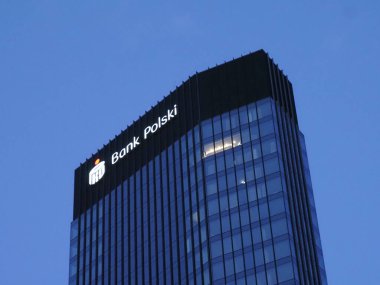 Bank Polski Kurumsal Kulesi Akşamları Mavi Gökyüzüne Karşı Aydınlatılmış Logo
