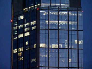 Aydınlatılmış İçişleri Gece Cam Cephesi ile Modern Kurumsal Ofis Binası