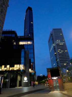 Blue Hour sırasında Varşova Finans Bölgesinde Modern Cam Gökdelenler