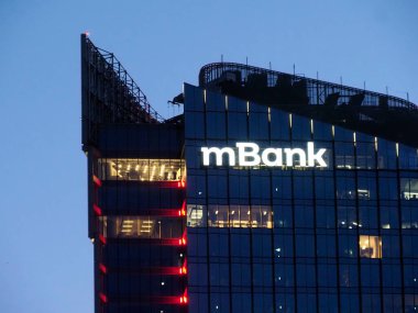 mBank Kurumsal Merkez Binası. Mavi Gök 'e Karşı Aydınlatılmış Logo.