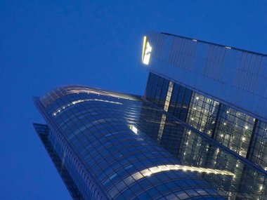 Modern Cam Gökdelen Varşova İş Bölgesi 'ndeki Hava kararırken Mavi Gök' ü Yansıtıyor