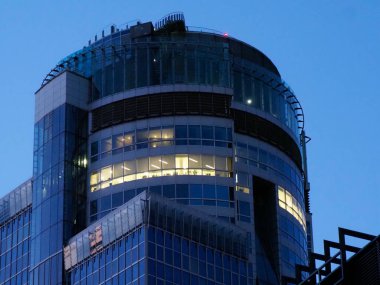 Varşova Finans Bölgesindeki Sunset 'te Modern Mimariyle Bükülmüş Cam Ofis Binası