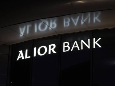 Varşova 'daki Modern Cam İnşaat Cephesi' nde Aydınlatılmış Alior Bank Tabelası