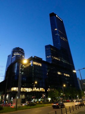 Aydınlatılmış Modern Gökdelen Alacakaranlık Gökyüzüne Karşı Varşova İş Bölgesi, Dusk