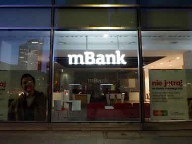 Varşova 'daki Cam Pencereden Geceleyin MBank Logosuna sahip Modern Bankacılık Şubesi