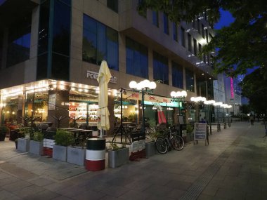 Şehir Varşova Ayarlarında Açık Oturma ve Ilık Işıklı Atmosferik Akşam Kafesi