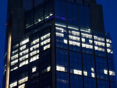 Varşova İşletme Bölgesi 'nde Gece Saati sırasında Aydınlatılmış İçişleri Çalışma Alanıyla Şirket Ofisi