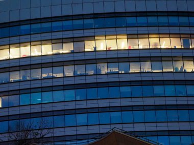 Modern Cam Ofis Binası Eğri Mimari Tasarım ile Karanlık 'ta Aydınlandı