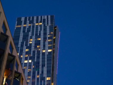 Geometrik Cam Tasarımı Alacakaranlık Mavisine Karşı Parlayan Modern Gökdelen