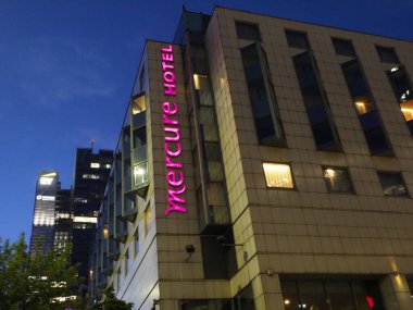 Mercure Hotel Aydınlatılmış Mavi Akşam Gökyüzüne Karşı Dikey İşaretle