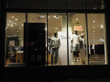 Mankenler ve Akşam Işığı ile Zarif Moda Butik Mağazası