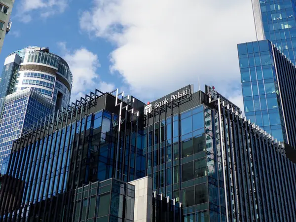 Mavi Gök 'e Karşı Farklı Mimari Elementlere sahip Modern Cam Gökdelenler Kurumsal Kompleksi