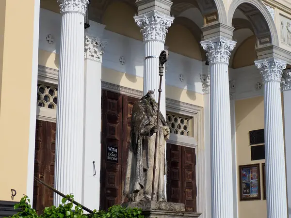 Varşova 'daki Tarihi Kilise Avlusu' nda Klasik Beyaz Sütunlar ve Dini Heykel