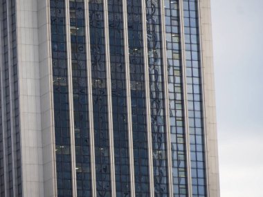 Kentsel Finans Bölgesi 'nde Gökyüzünü Yansıtan Modern Cam Ofis Görünümü