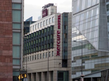 Kentsel İş Bölgesindeki Modern Ofis Binasında Mercure Oteli Kırmızı İmza