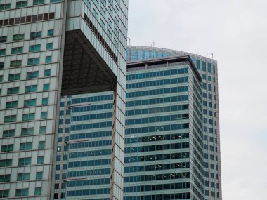 Şehir Merkezi 'ndeki Cam Ofis Binaları ve Konut Kompleksi ile Modern Karışık Mimari