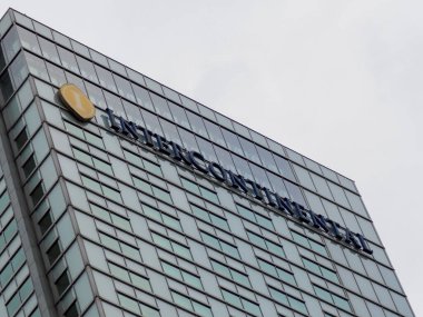 Kentsel Ayarlarda Bulutlu Gökyüzüne Karşı Açısal Cam Cepheli Modern Kurumsal Karargah