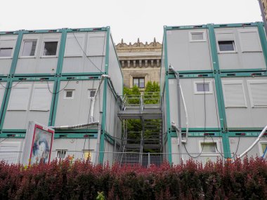 Kırmızı Çiçek Peyzaj ve Yeşil Çerçeve Yapısı ile Modüler Konteynır Konutlandırma Kompleksi