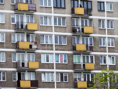 Ayırt edici Sarı Balkon ve Üniforma Cephesi Tasarımlı Komünist Dönem Apartmanı