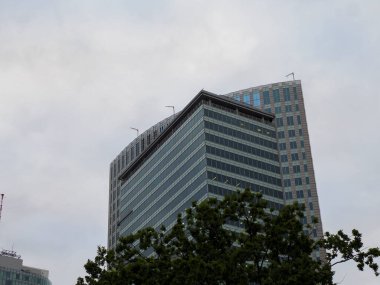 Şehrin Çarpıcı Geometrik Cam Tasarımı ile Modern Ofis Gökdeleni