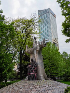 Modern gökdelen, Varşova parkının merkezindeki tarihi ağacın üzerinde yükseliyor.