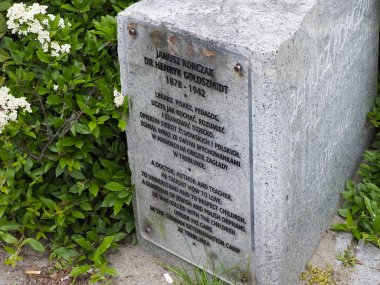 Varşova Parkı 'ndaki tarihi olayın anısına Polonya yazıtlı taş anıtı.