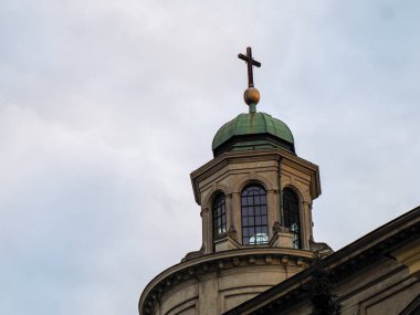 Bulutlu mavi gökyüzüne karşı çarpıcı bir perspektifte çapraz yapısı olan kilise kubbesi.