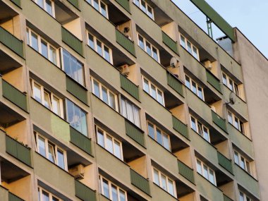 Geometrik Balkon Desenli Modern Daire Binası Öğleden Sonra Işığını Yansıtıyor