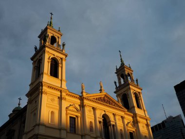 İkiz Çan Kuleleri Mavi Gökyüzüne Karşı Sıcak Akşam Işığıyla Yıkanan Muhteşem Tarihi Kilise