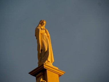 Tarihsel Anıt 'ta Mavi Gökyüzüne Karşı Uçan Cübbelerle Altın Heykel Görünümü