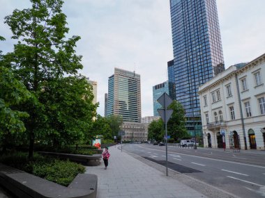 Varşova 'da sabahın erken saatlerinde Gökdelenler ve Boş Sokak ile Modern Şehir Skyline