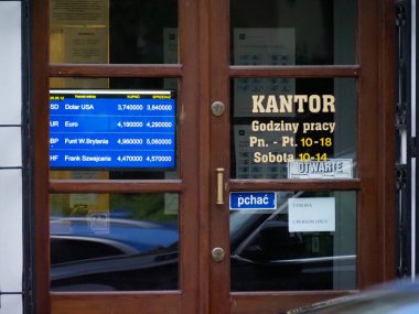Varşova İş Bölgesi 'nde Çalışma Saatleri Tabelasıyla Ofis Girişi ve Yansıtıcı Kapı