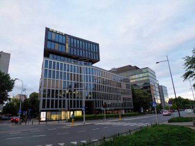 Günümüz Cam Ofis Binalarının Geniş Açı Görünümü Alacakaranlık 'taki Boş Şehir Caddesinde