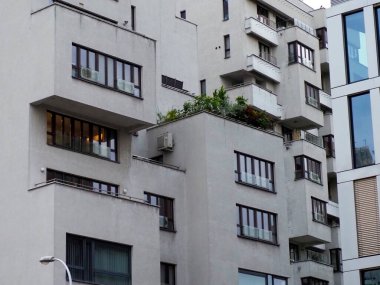 Balkonları ve Geometrik Mimari Tasarım Özellikleri olan Modern Beyaz Daire Kompleksi