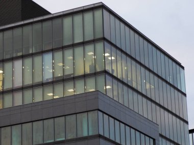 Günümüz Yeşil Cam Ofis Binası Aydınlatılmış İç Görünümü Dusk 'ta Pencerelerden Görünür
