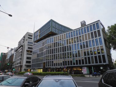 Varşova Şehir Merkezi 'ndeki Şehir Çevresini Yansıtan Modern Cam Ofis Binası