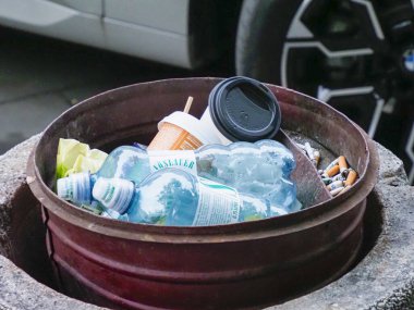 Kentsel Ayarlarda Plastik Şişeler ve Çevresel Atık Dolu Çöp Kutusu